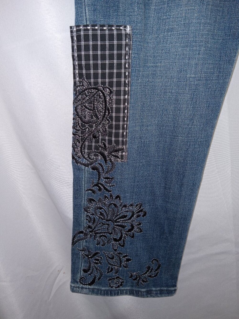 Chico's So Slimming Girlfriend Slim Leg Ankle Jeans Embroidered Patchwork Sz 10 - Picture 2 of 13